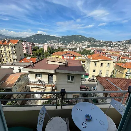 Avec Vue Sur *