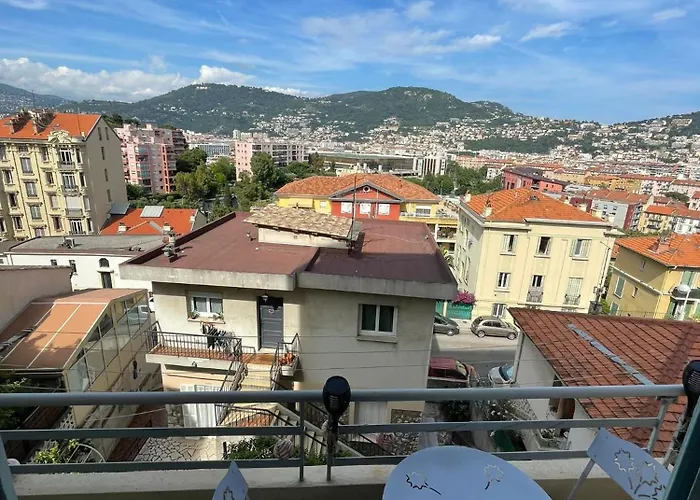 Avec Vue Sur *